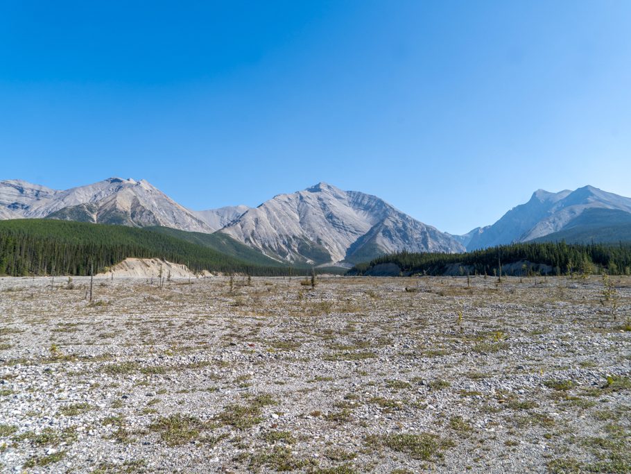 Kahle Berge auf der einen Seite des Muncho Lakes mit grossem Lawinenkegel bzw. Flussbett aus den felsigen Tälern
