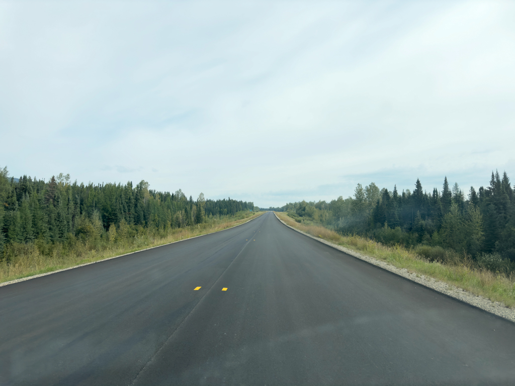 Neu asphaltierter Alaska Highway