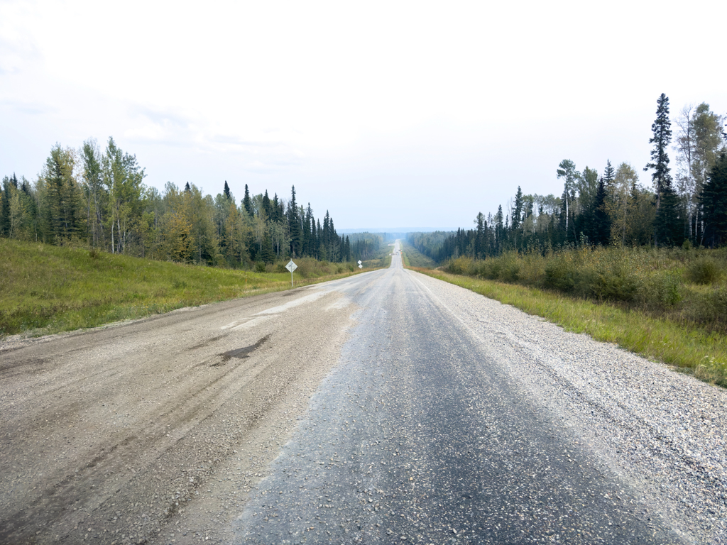 Alaska Highway, in der Ferne erste Dunst- und Rauchwolken von Waldbränden