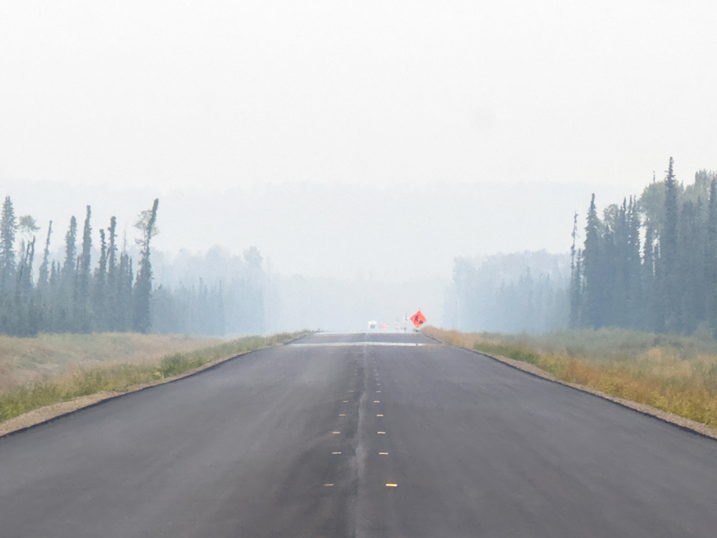 Alaska Highway: Strassenarbeiten und Rauchschwaden von Waldbränden