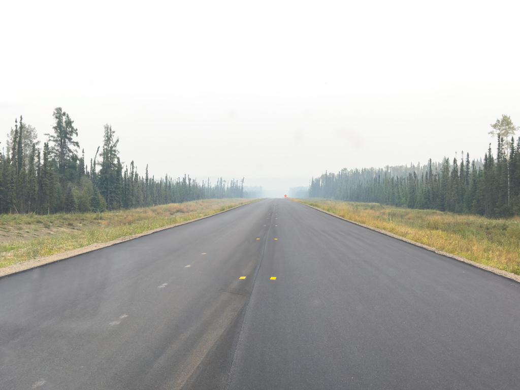 Alaska Highway: Strassenarbeiten und Rauchschwaden von Waldbränden