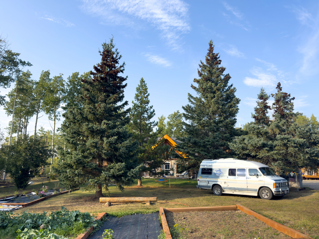 Angekommen im HipCamp: Boreal Gardens, Permaculture Farm. Wir dürfen Martha mitten im Garten hinstellen.