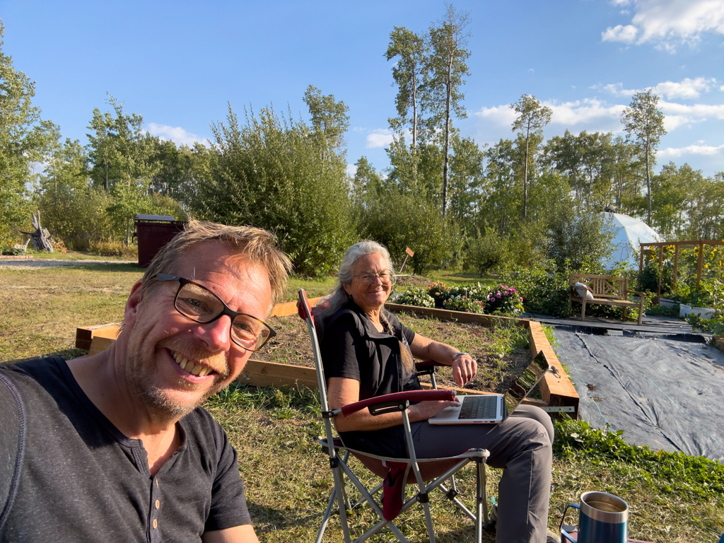 Frühstück im schönen Garten an der Sonne