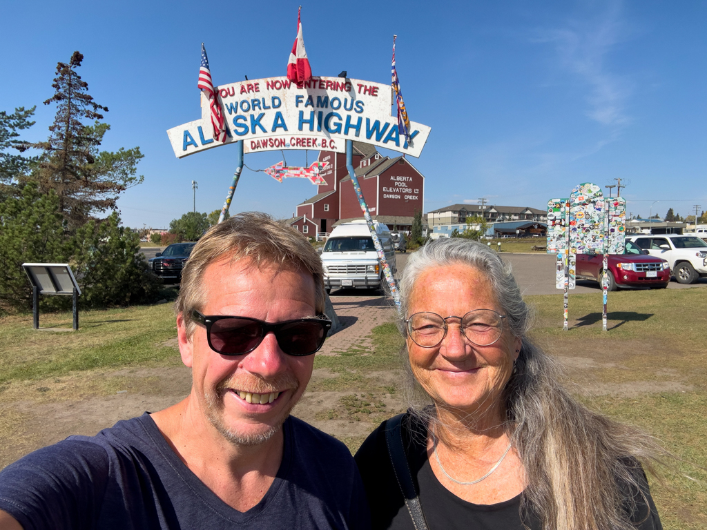 JoMa und Martha an der Meile "0" des Alaska Highways in Dawson Creek