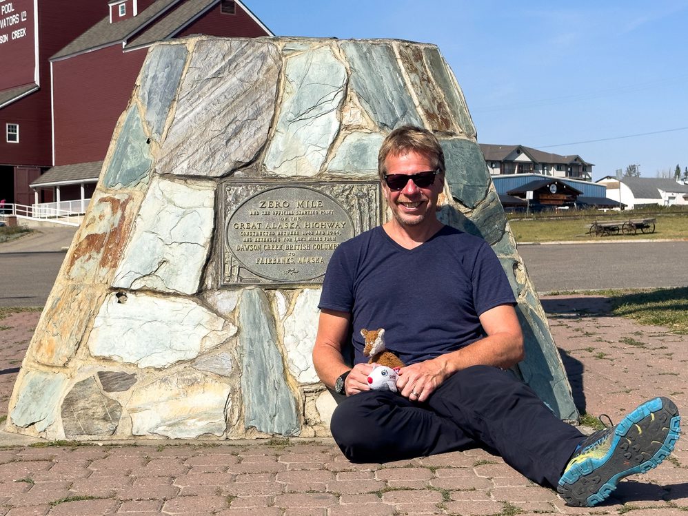 Jo mit Mo und Sam an der "Zero Mile and official starting point of the great Alaska Highway, constructed between 1942 and 1944 and extending for 1.523 Miles from Dawson Creek, British Columbia, to Fairbanks, Alaska"