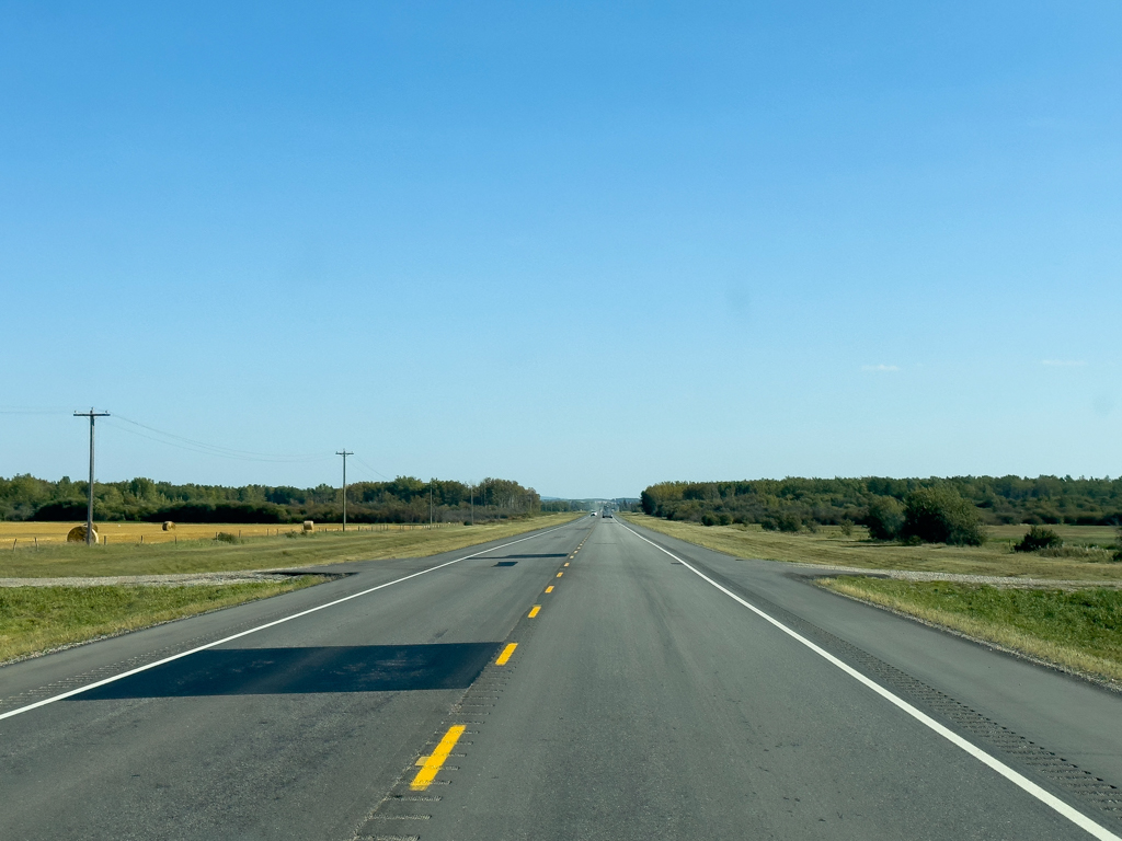 Die Landschaft wird flacher, offener und es hat abgeerntete Getreidefelder