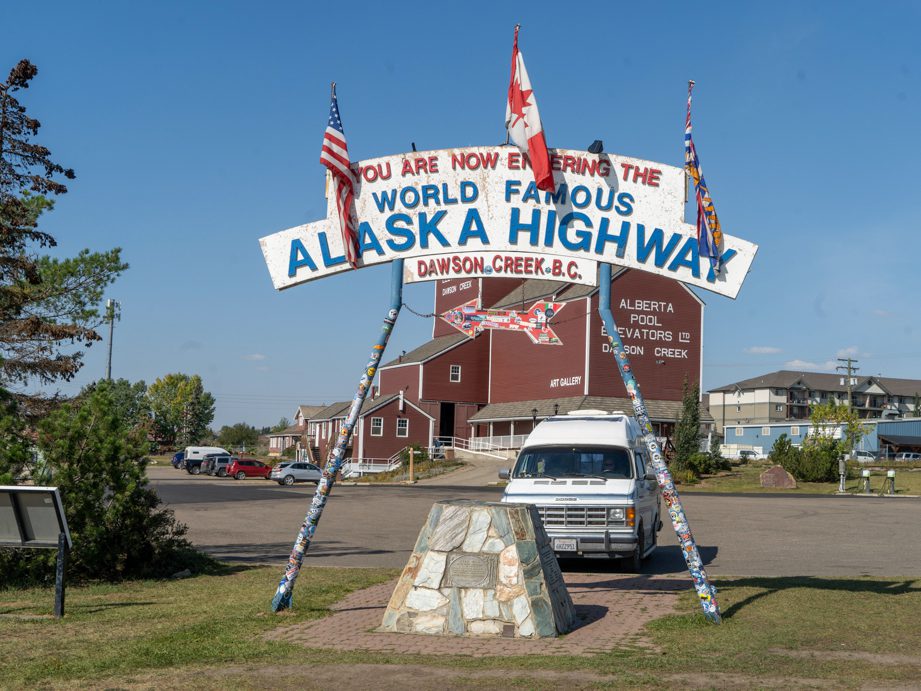 Martha am Startpunk des legendären Alaska Highways von Dawson Creek nach Fairbanks