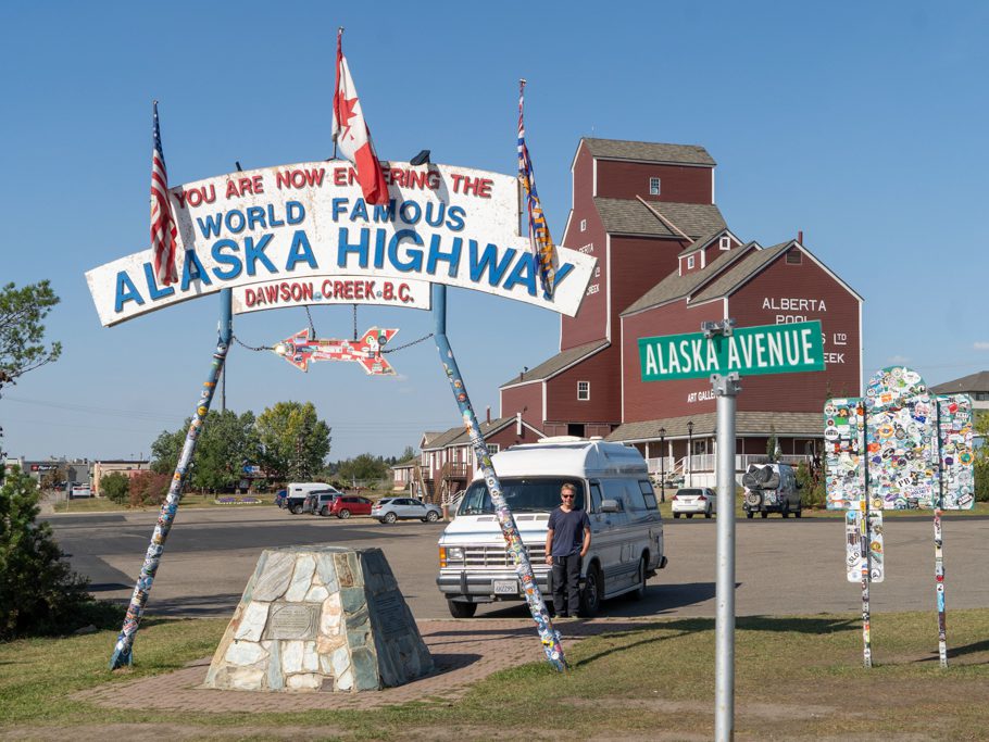 Jo und Martha am Startpunk des legendären Alaska Highways von Dawson Creek nach Fairbanks