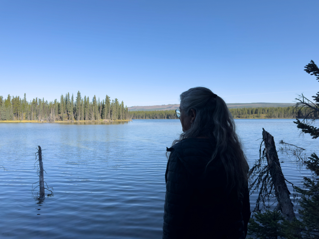 Ma beim Spaziergang auf die Halbinsel im Desjarlais Lake