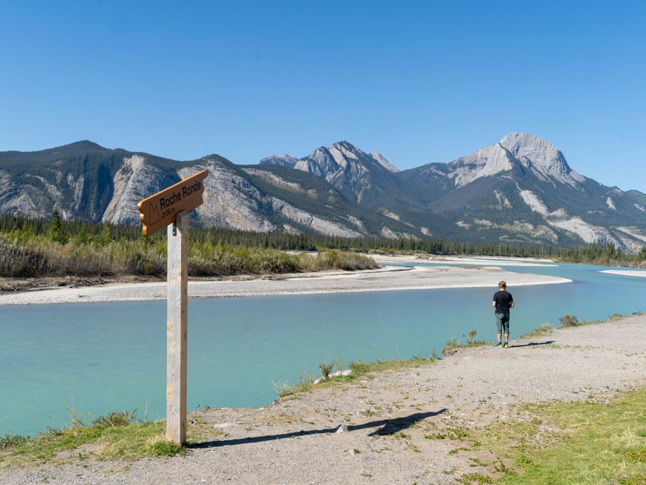 Jo bewundert die Aussicht im Jasper Nationalpark