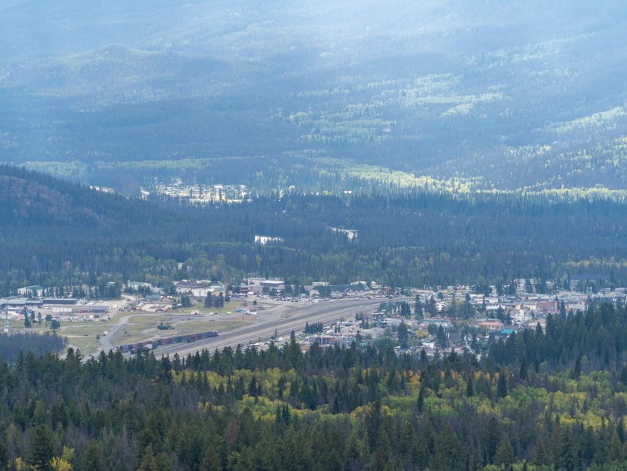 Aussicht vom Overlook Loop Trail auf Jasper und dahinter den Whistler Campground