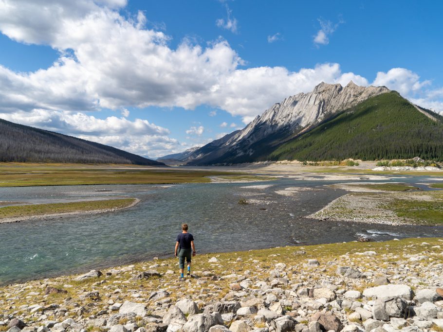 Jo am breit mäandrierenden Fluss am oberen Ende des Medicine Lakes