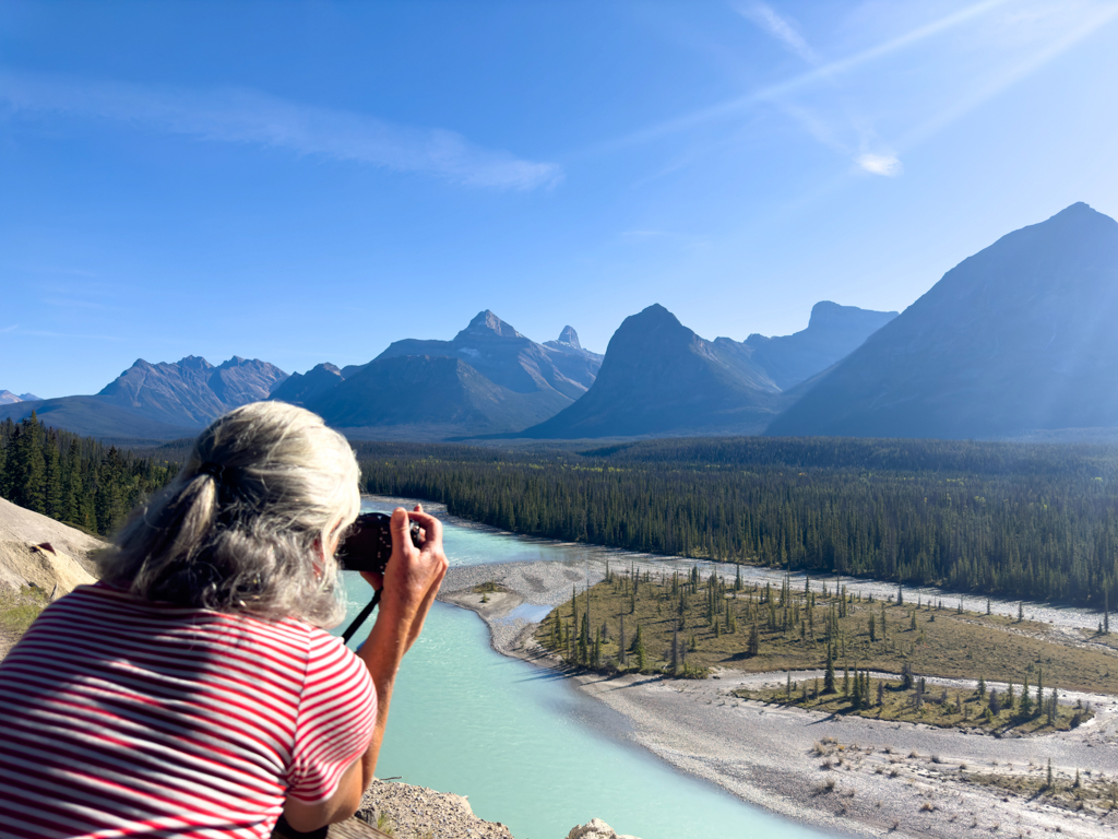 Ma fotografiert die Rockys mit dem Athabaska River im Vordergrund