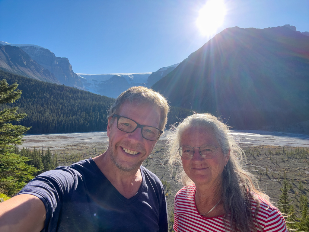 JoMa mit dem Clavell Gletscher im Hintergrund