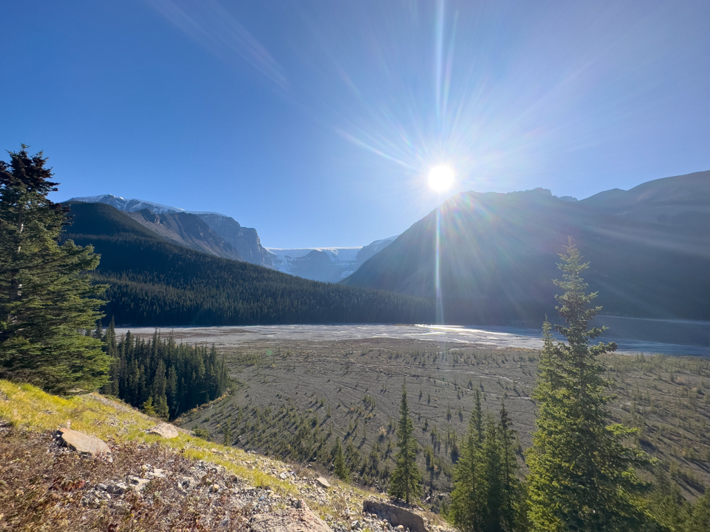 die Ebene des Athabaska River mit dem Clavell Gletscher