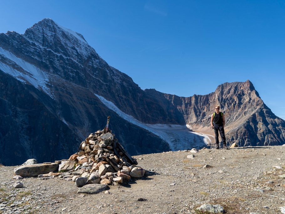 Jo vor dem Aussichtspunkt der Wanderung zum Clavell Gletscher