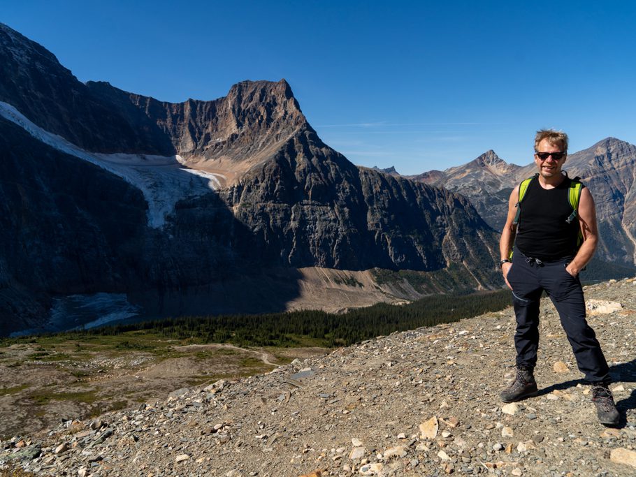 Jo vor dem Aussichtspunkt der Wanderung zum Clavell Gletscher