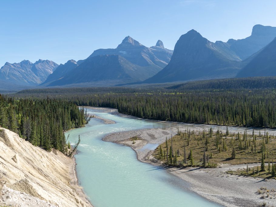 Athabaska River im Vordergrund mit den Rockys im Hintergrund