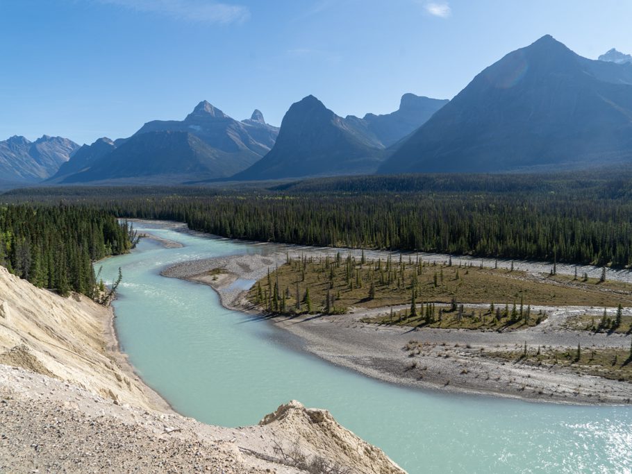 Athabaska River im Vordergrund mit den Rockys im Hintergrund