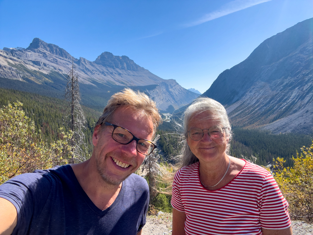 JoMa Selfi im Banff NP mit Rockys im Hintergrund