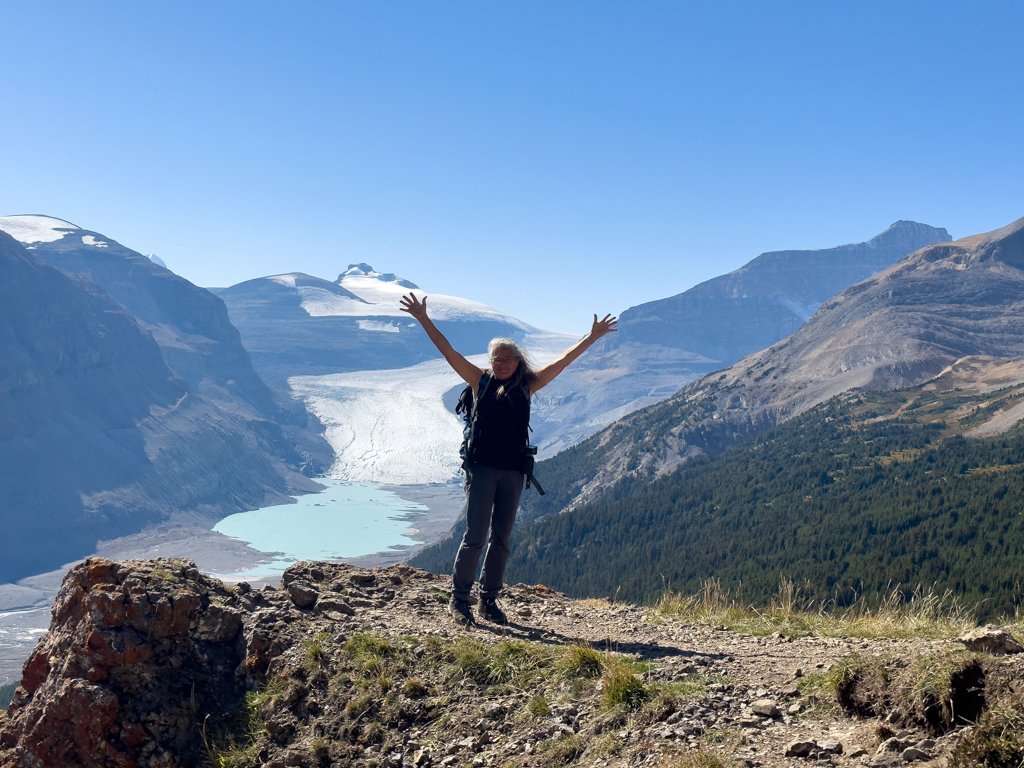 Ma posiert stolz vor dem Rockys Panorama während der Parker Ridge Wanderung