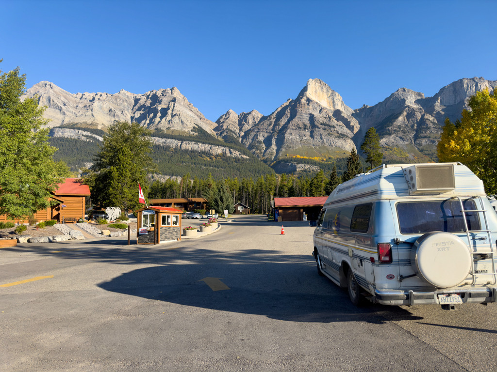 Tankrast an der Kreuzung auf dem Weg zum Peyto Lake