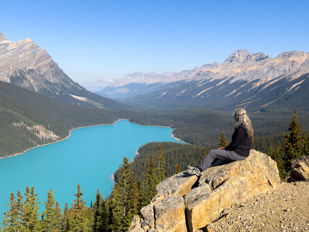 Ma posiert wie eine Seerjungfrau vor dem Peyto Lake Panorama