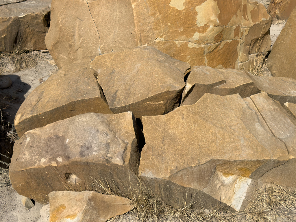 Zerborstener Stein bei den Hoodoos in Drumheller