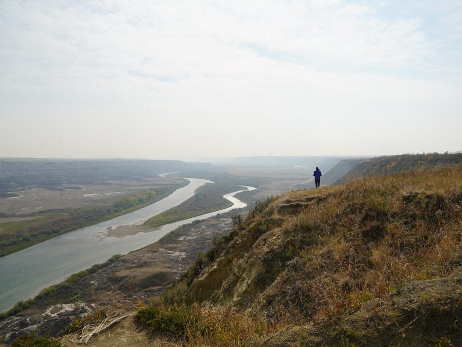 Jo am Orckney Aussichtspunkt bei Drumheller mit Blick auf den Red Deer River