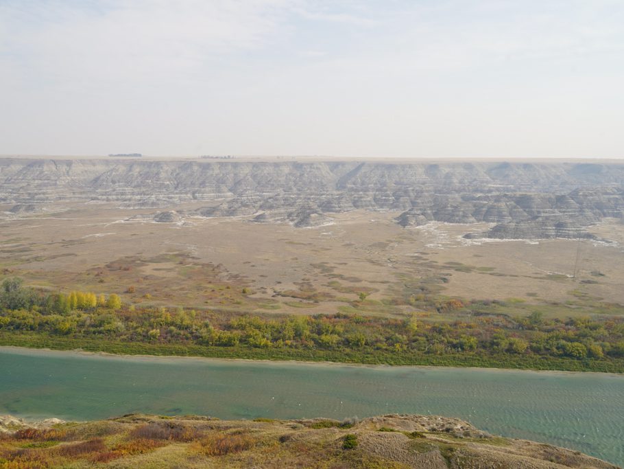 Am Orckney Aussichtspunkt bei Drumheller mit Blick auf den Red Deer River und Hoodoo Landschaft