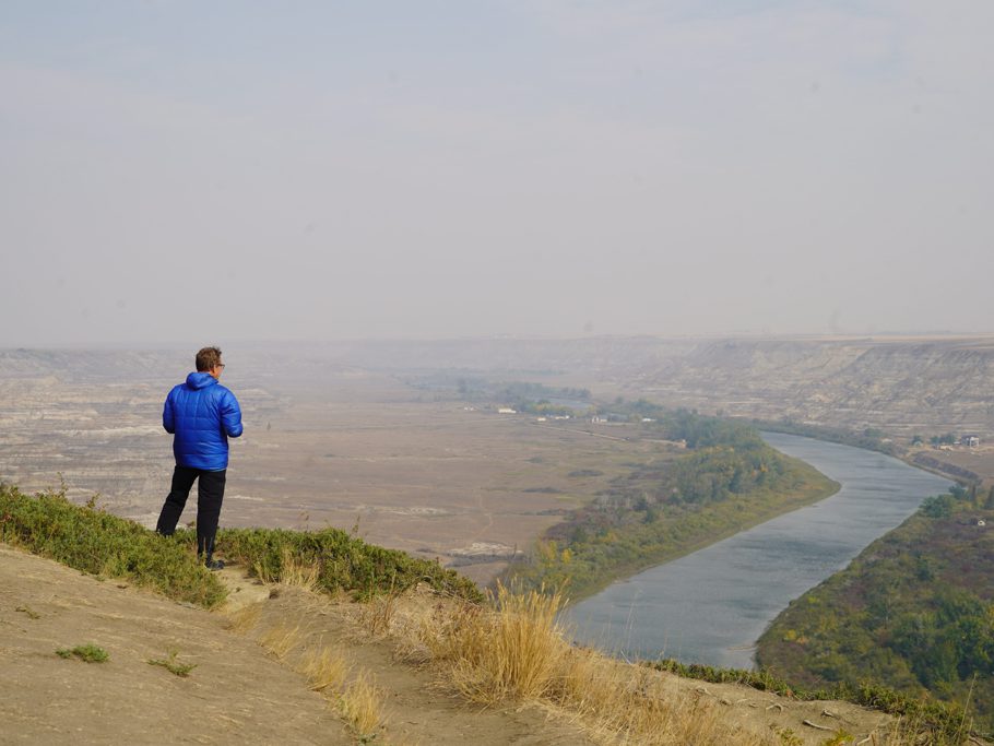 Jo am Orckney Aussichtspunkt bei Drumheller mit Blick auf den Red Deer River und Hoodoo Landschaft