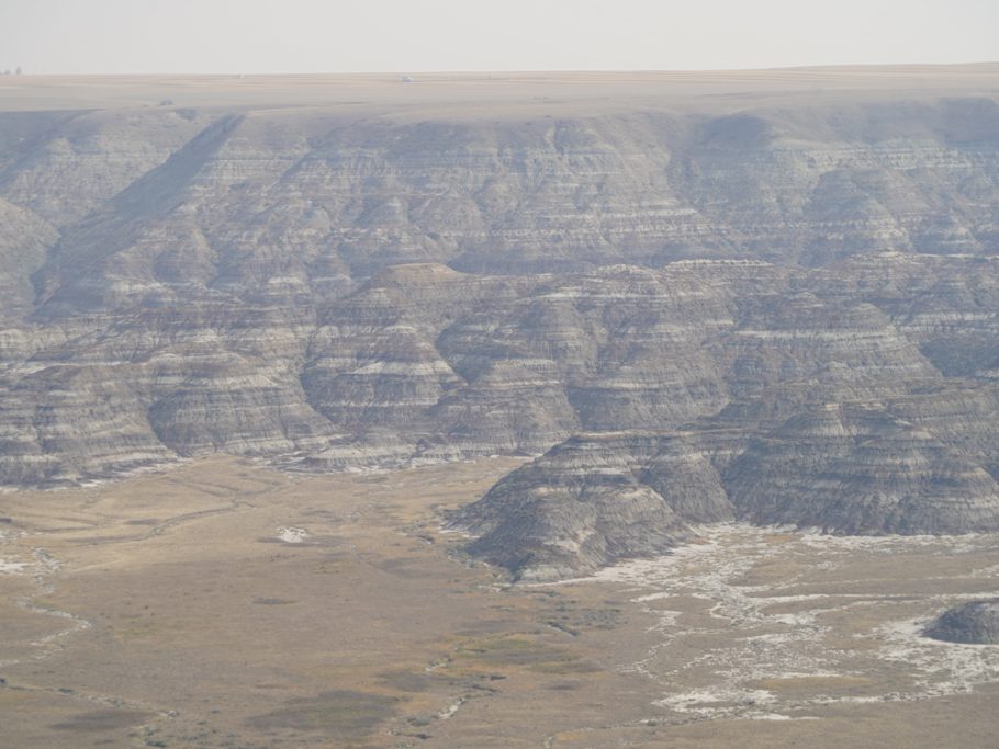 Am Orckney Aussichtspunkt mit Blick auf Hoodoo Landschaft mit beginnender Ebene dahinter
