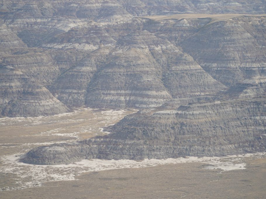 Am Orckney Aussichtspunkt mit Blick auf Hoodoo Landschaft in der Red Deer River Ebene