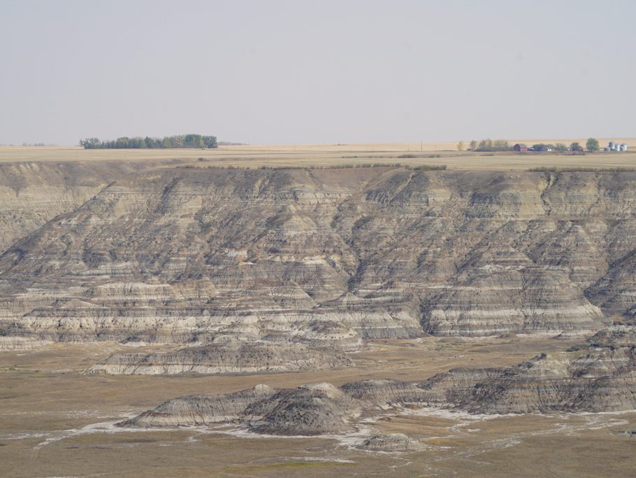Vom Orckney Aussichtspunkt in Drumheller mit Hoodoo Landschaft und Red Deer River Ebene