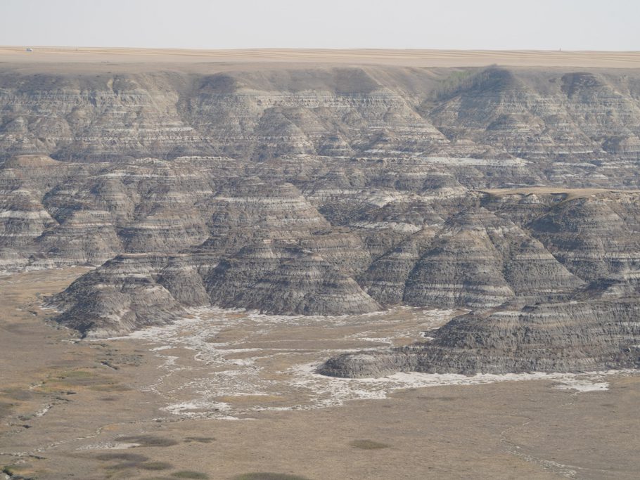 Vom Orckney Aussichtspunkt in Drumheller mit Hoodoo Landschaft und Red Deer River Ebene