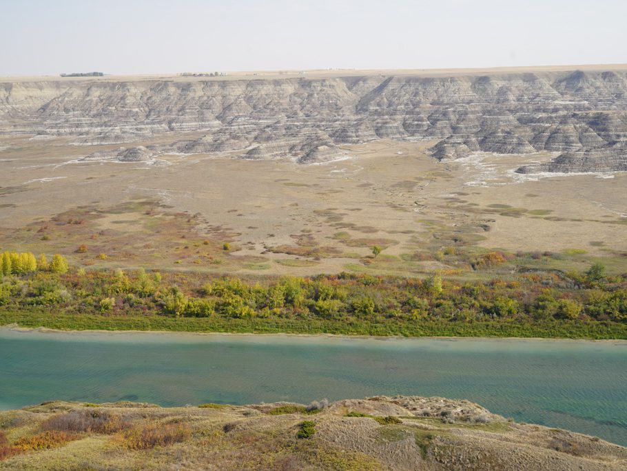 Vom Orckney Aussichtspunkt in Drumheller mit Hoodoo Landschaft und Red Deer River Ebene