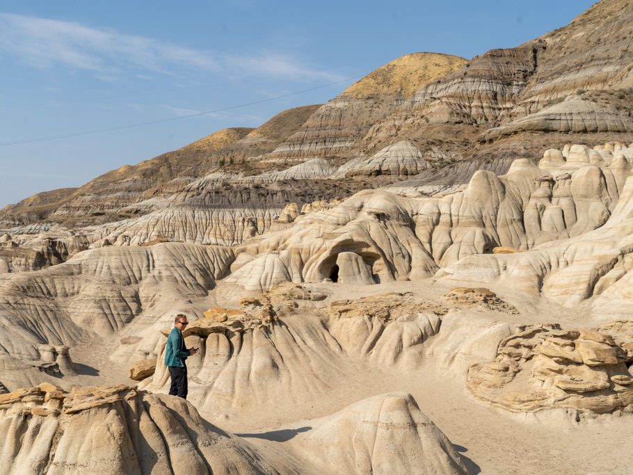 Jo in der Hoodoo Landschaft in Drumheller