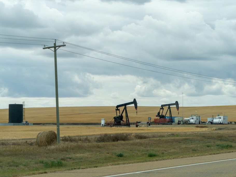 Ölpumpen, irgendwo am Strassenrand bei Drumheller, Alberta, Kanada