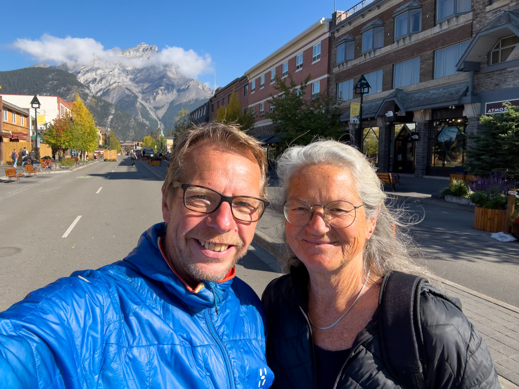 Sonniges JoMa Selfi auf der Mainstreet in Banff