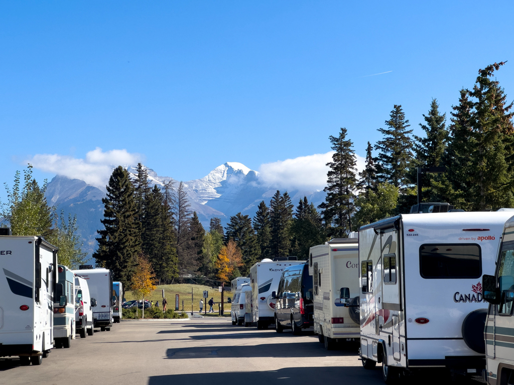 Mit RV's vollgestellter Parkplatz in Banff mit Blick auf die Berge