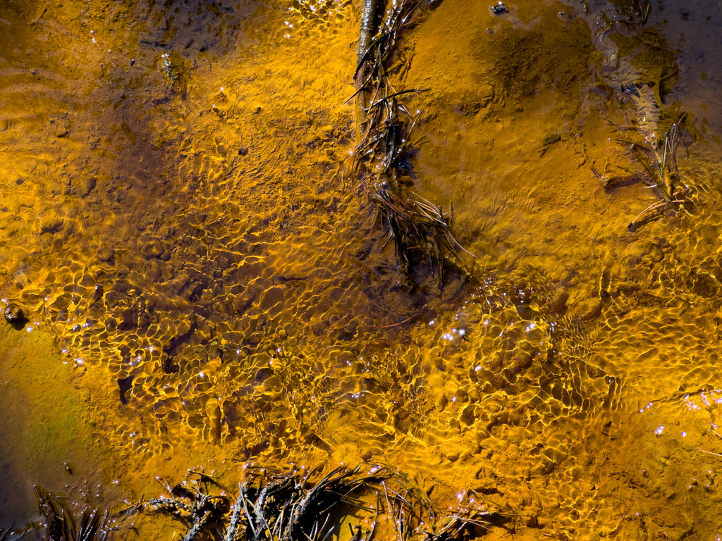 Rotes Farbenspiel durch eisenhaltiges Wasser in den Paint Pots