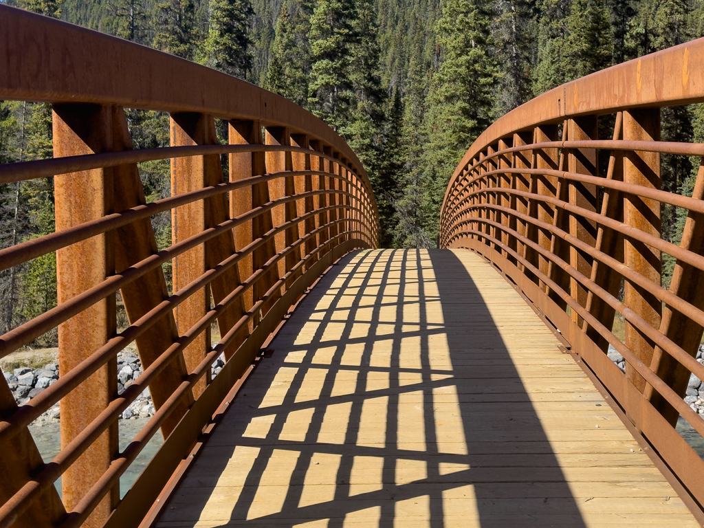 Ebenfalls rostrote Brücke bei den Paint pots über den Kootenaye River