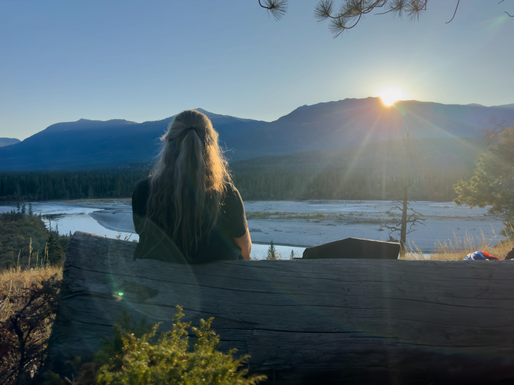 Bei Sonnenuntergang beim Blacksmith Eco Camp Blick von oben auf den Kootenaye River