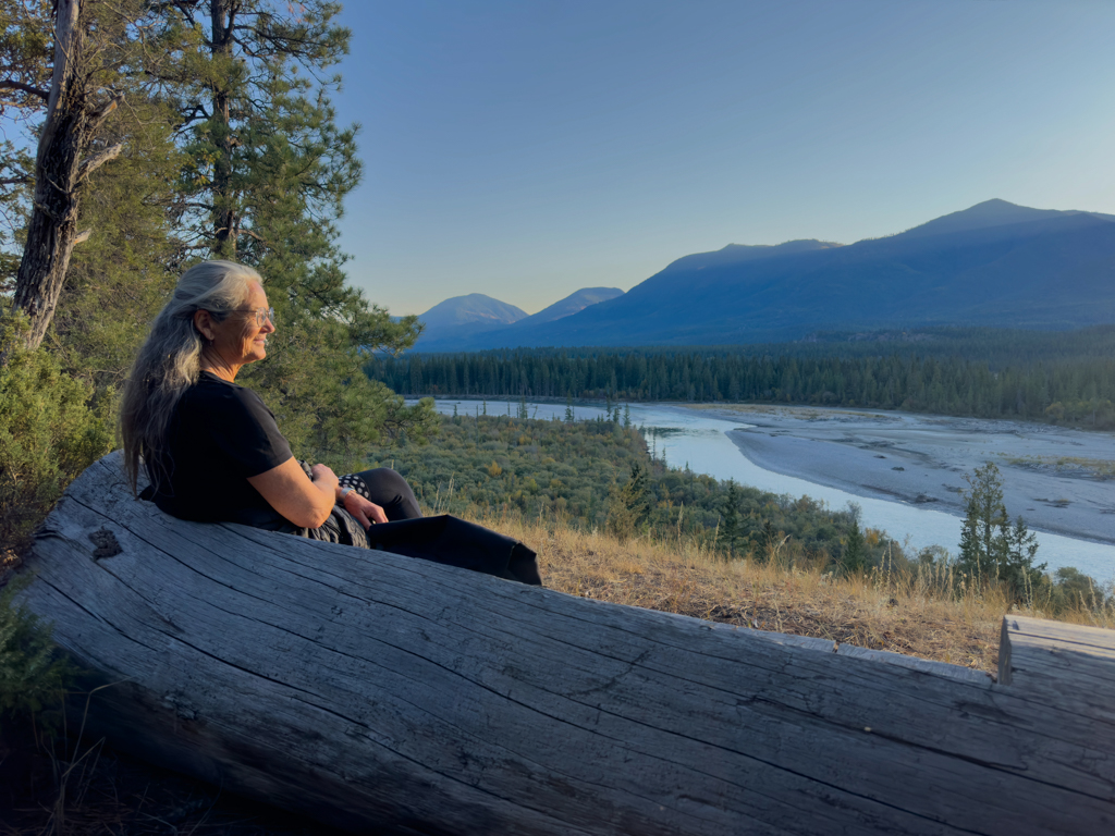 Bei Sonnenuntergang beim Blacksmith Eco Camp Blick von oben auf den Kootenaye River