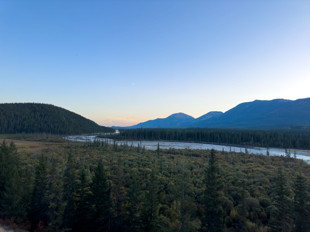 Kurz nach Sonnenuntergang beim Blacksmith Eco Camp Blick von oben auf den Kootenaye River