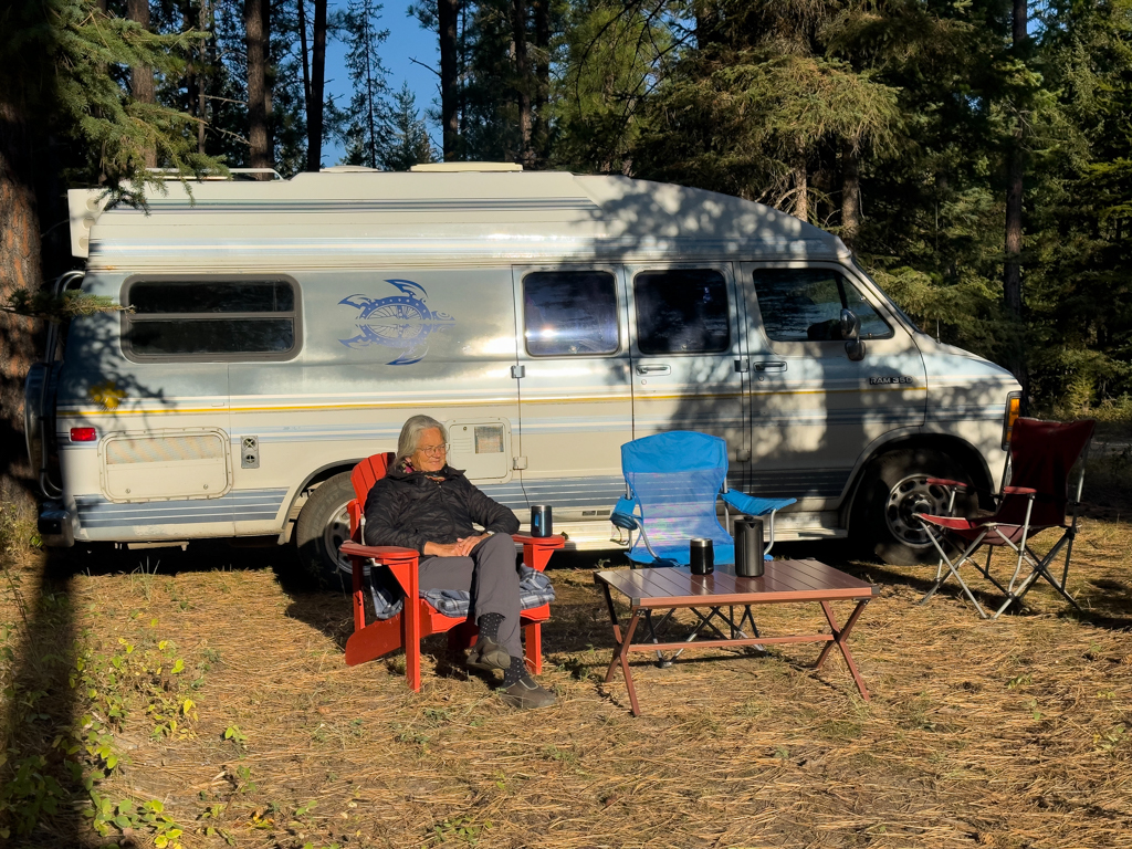 Ma in der warmen Morgensonne beim Frühstücks-Kaffee im Blcksmith Camp