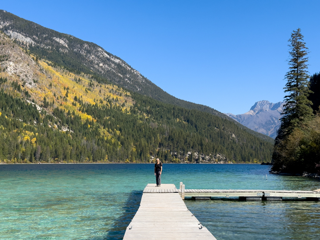 Ma auf dem Bootssteg am Whiteswan Lake mit seiner karibisch grünen Farbe