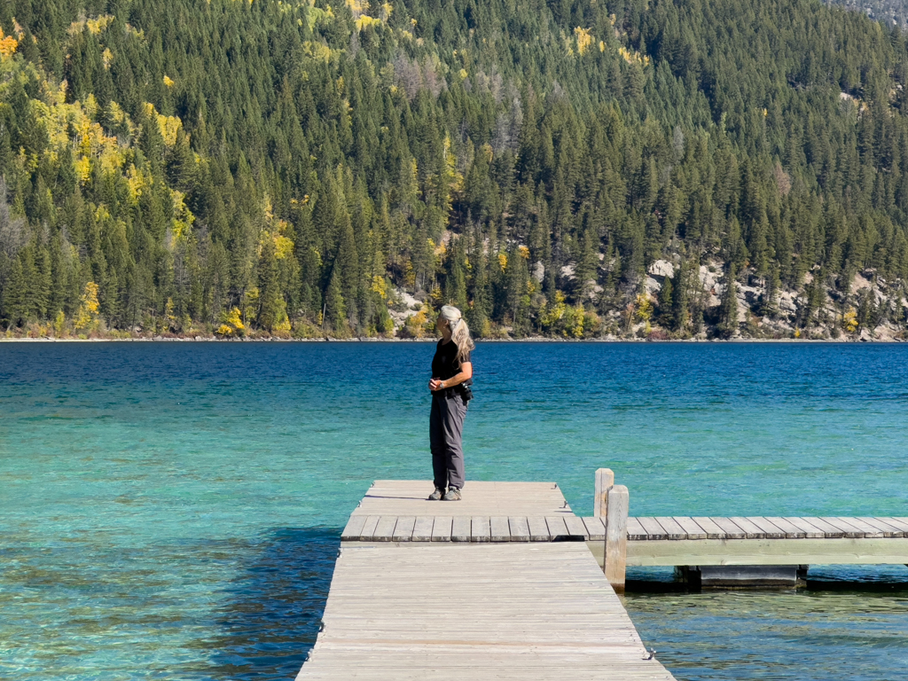 Ma auf dem Bootssteg am Whiteswan Lake mit seiner karibisch grünen Farbe