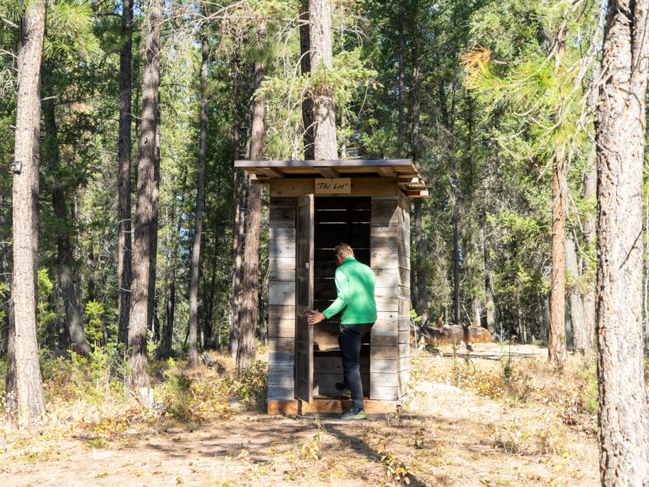 Jo auf dem Weg in "Loo" im Blacksmith Camp
