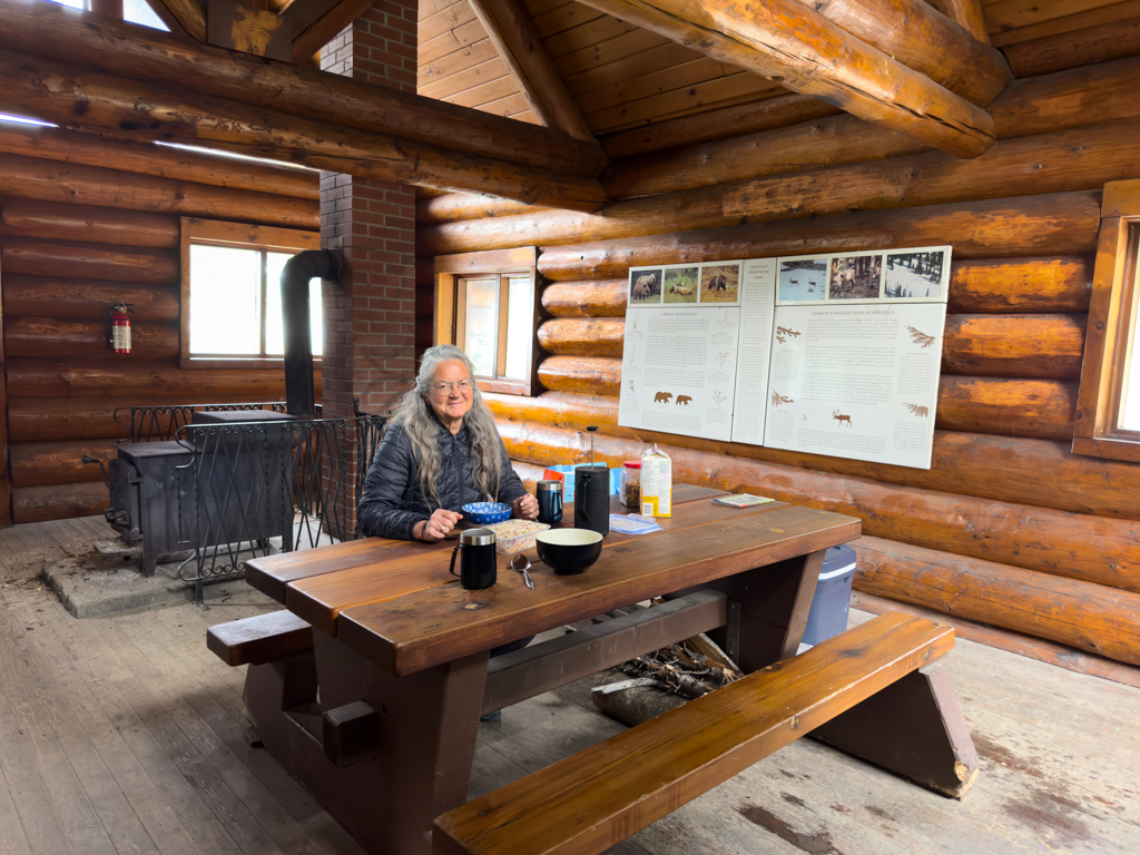 öffentliche Schutzhütte am Kootenay Pass, mit gusseisernem Holzofen